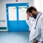 Solo valorizzando il capitale umano si può sostenere e ricostruire il Servizio sanitario nazionale. Occorre una maggiore attenzione alle condizioni di lavoro dei medici.